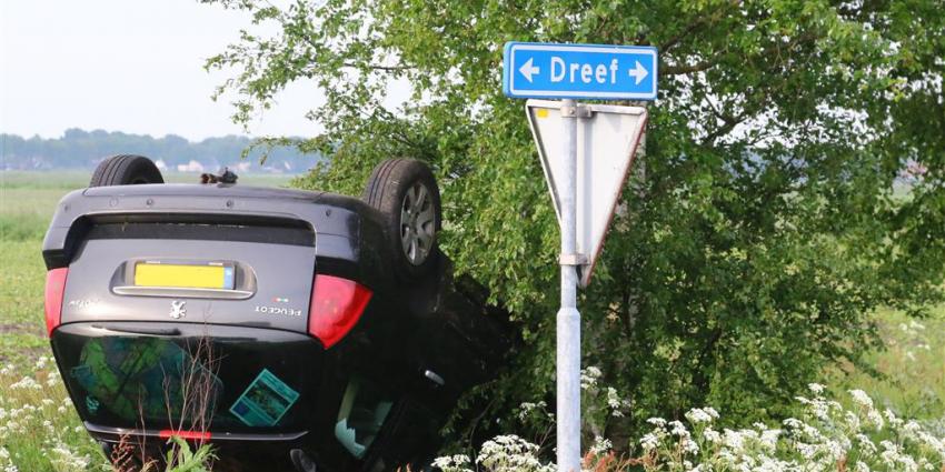 Auto over de kop na botsing door vermoedelijke voorrangsfout