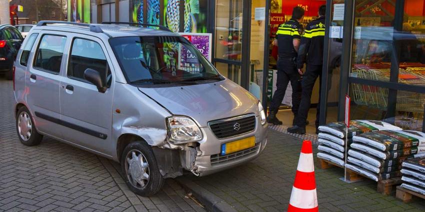 Bejaarde automobiliste ramt gevel van winkel in Schijndel