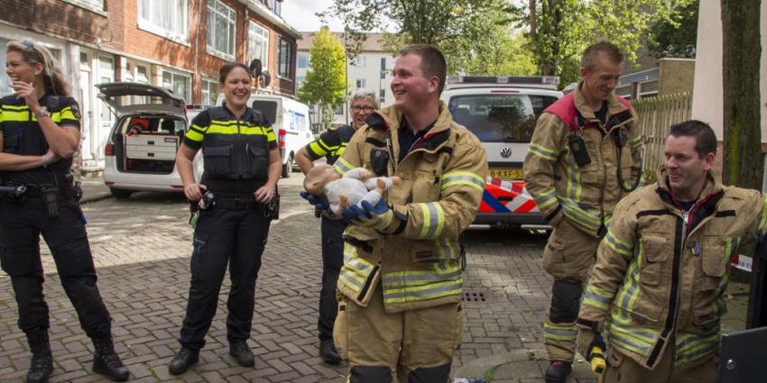 Brandweer redt 'baby' uit ondergrondse afvalcontainer