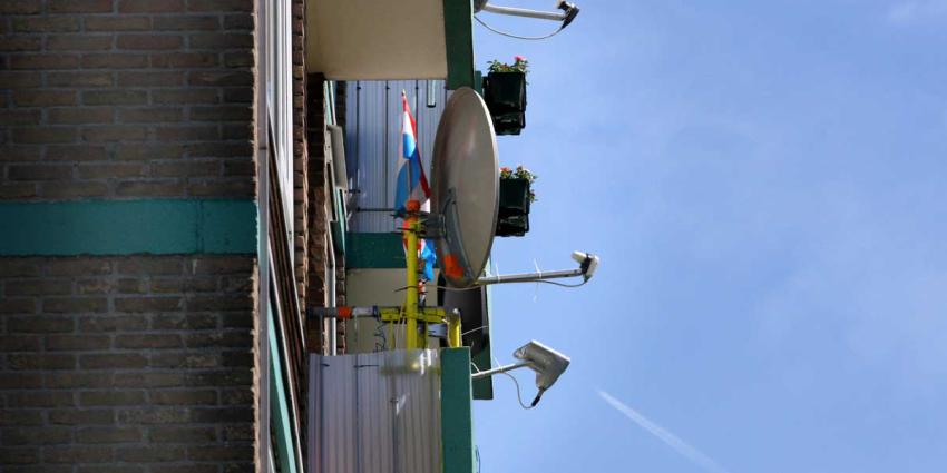 Huilende peuter door politie na uren van balkon bevrijd