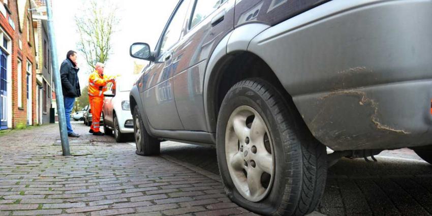 Banden van auto's lek gestoken