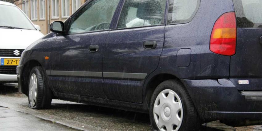 Bij 7 auto's in de Lekstraat Schiedam de banden lekgestoken