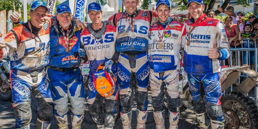 BAS Dakar met z’n zessen over de finish
