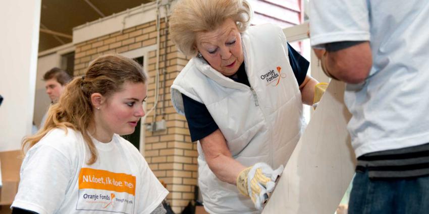 Beatrix klust en tuiniert voor kinderen met beperking tijdens NLdoet