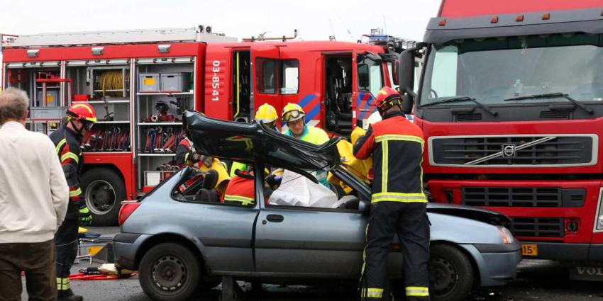 Automobilist bekneld bij ongeval bij Valthermond
