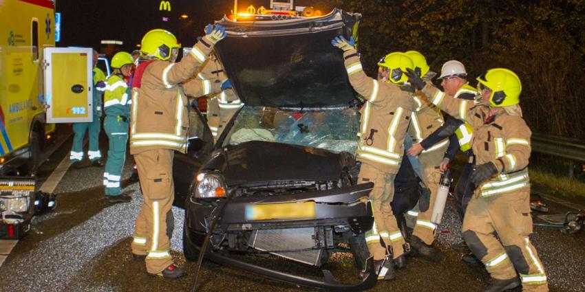 Automobilist bekneld na botsing met bus op de A2