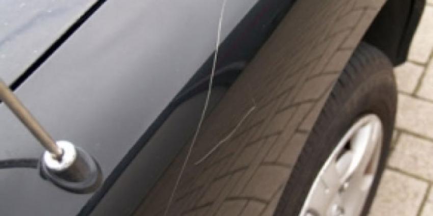 Politie doet onderzoek naar 120 vernielingen van auto's in Groningen