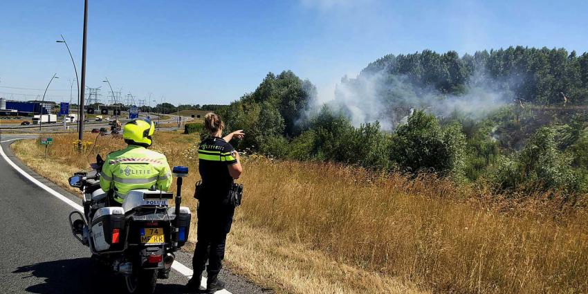 Flinke vertraging snelweg A50 bij Eindhoven door felle bermbrand