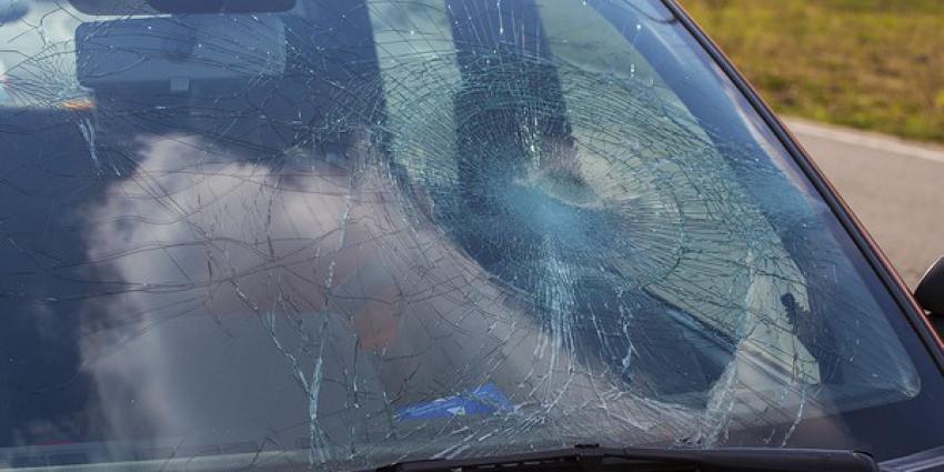 Fietsster en automobilist botsen op Kanaaldijk in Best