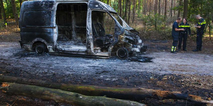 Uitgebrande bestelbus zonder motor en deuren aangetroffen