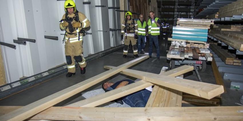 BHV en brandweer oefenen ernstig ongeval in bouwmarkt