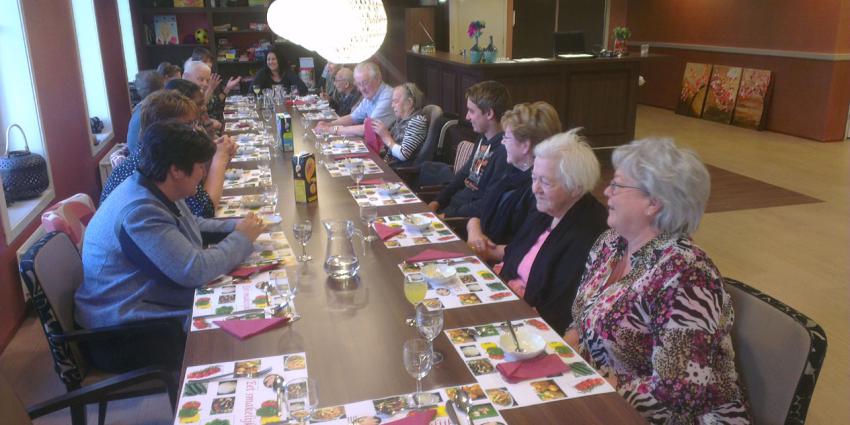 Bewoners verzorgingstehuis De Luwte koken voor familieavond 