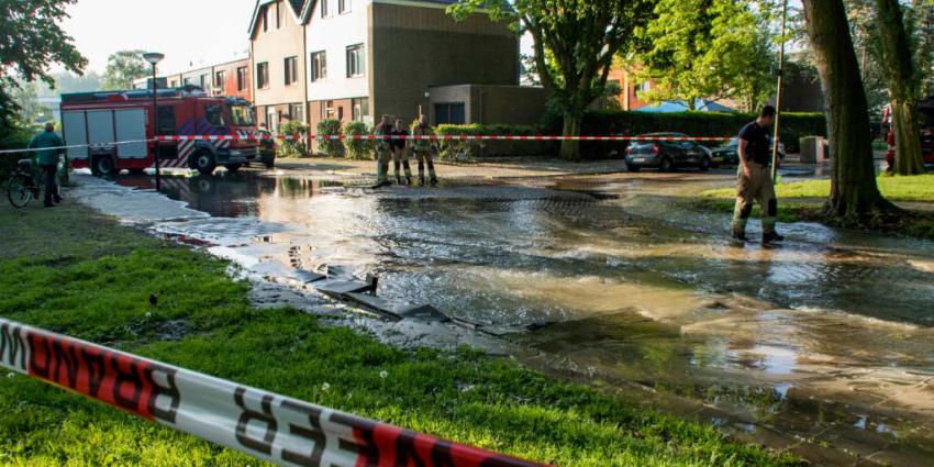 En weer straat blank door gesprongen waterleiding