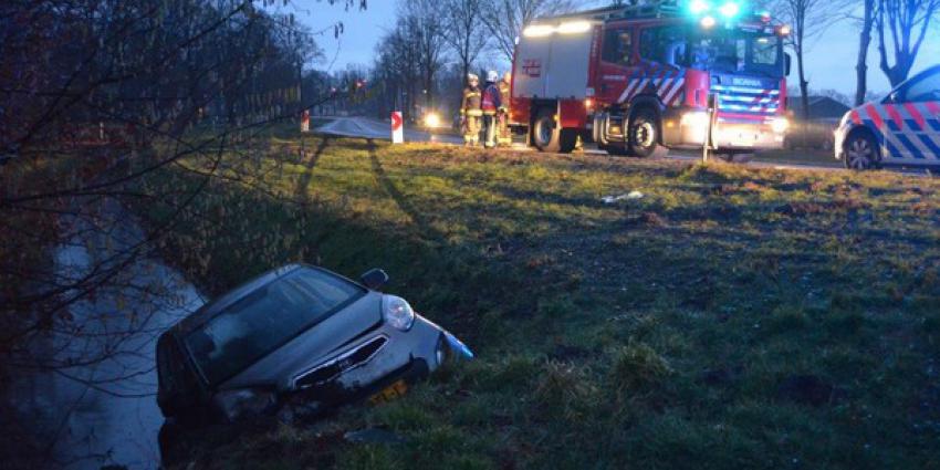 Bejaarde automobilist belandt met auto in sloot