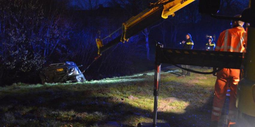 Bejaarde automobilist belandt met auto in sloot