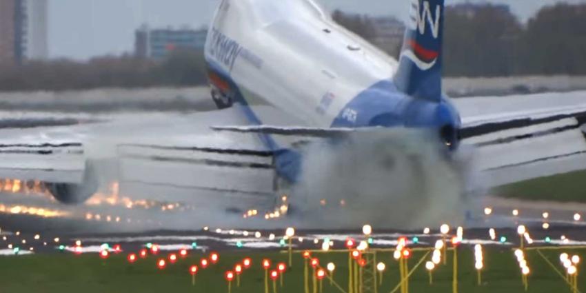 Boeing 747 doet 'harde boink' op landingsbaan Schiphol