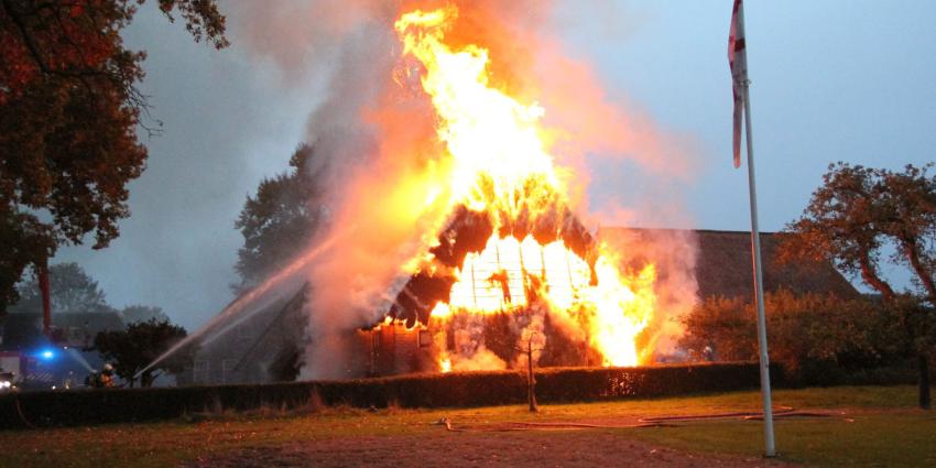 Woonboederij in vlammen op in Zweeloo