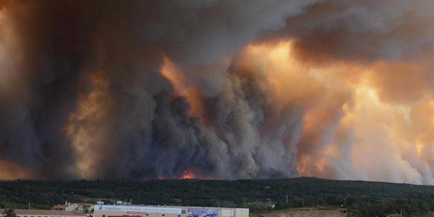 Toeristen brengen boodgedwongen nacht door op strand vanwege hevige bosbranden in Frankrijk