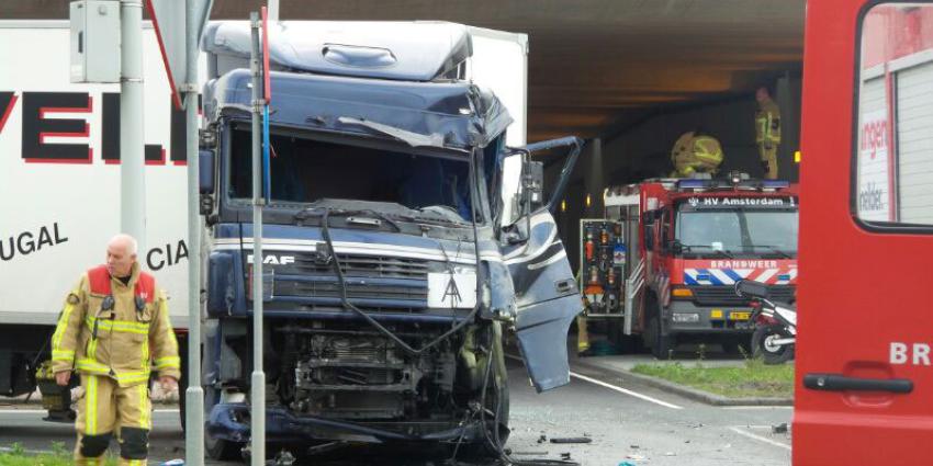foto van aanrijding vrachtauto's | Miranda van der Sloot