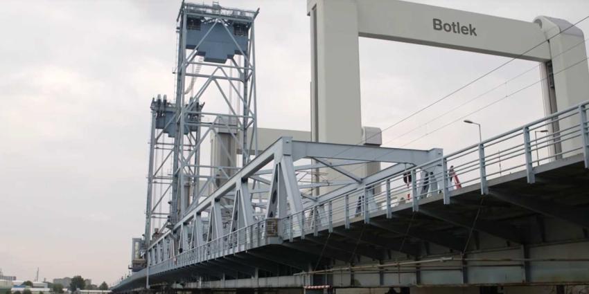 Oude Botlekbrug gesloopt na laatste treinrit