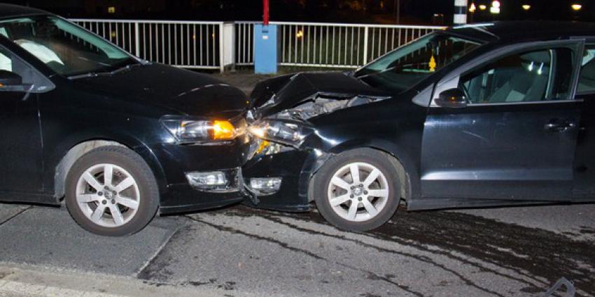 Man gewond bij frontale aanrijding