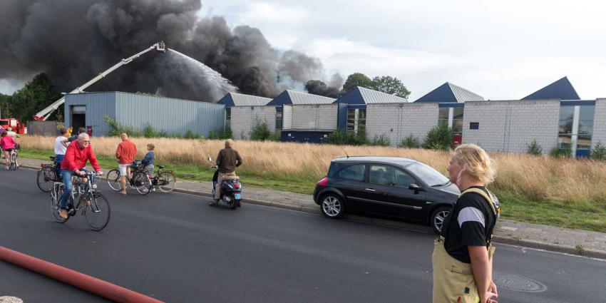 Grote bedrijfsbrand in Drentse Roden