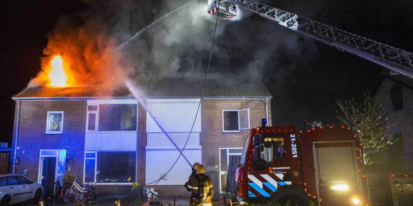 brand-woning-dak-ladderwagen