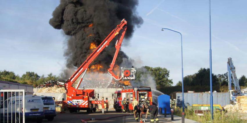 Grote brand bij afvalverwerker in Nieuw-Dordrecht 