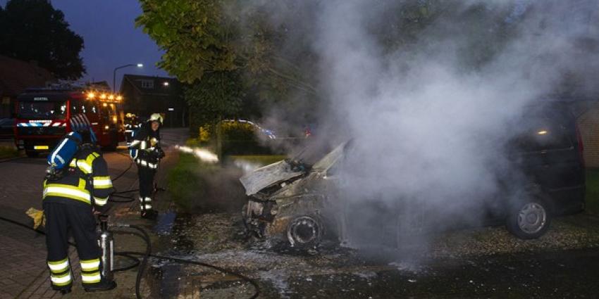 Bestelbus uitgebrand op oprit van woning in Boxtel