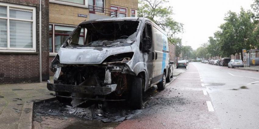 Busje verwoest na brand 