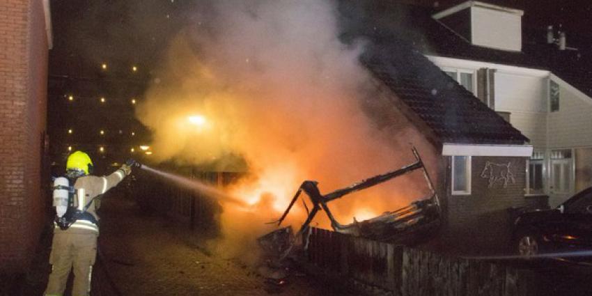 Brandende caravan veroorzaakt grote woningbrand
