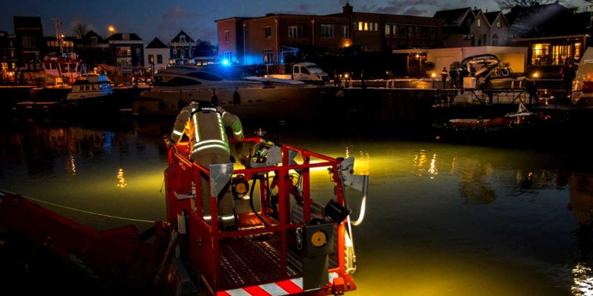 Auto te water, 1 inzittende uit water gehaald