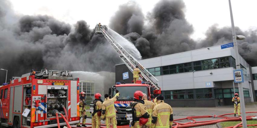 Zeer grote brand in Westelijk Havengebied van Amsterdam onder controle