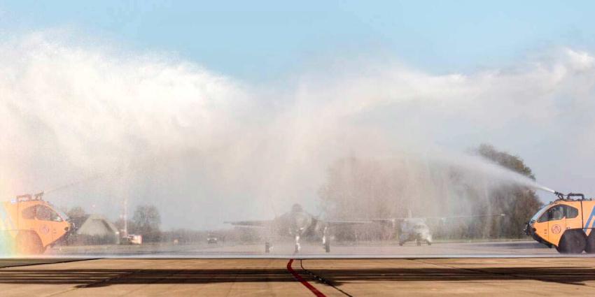 Brandweer vliegbasis Leeuwarden onthaald eeste JSF met schadelijk schuim