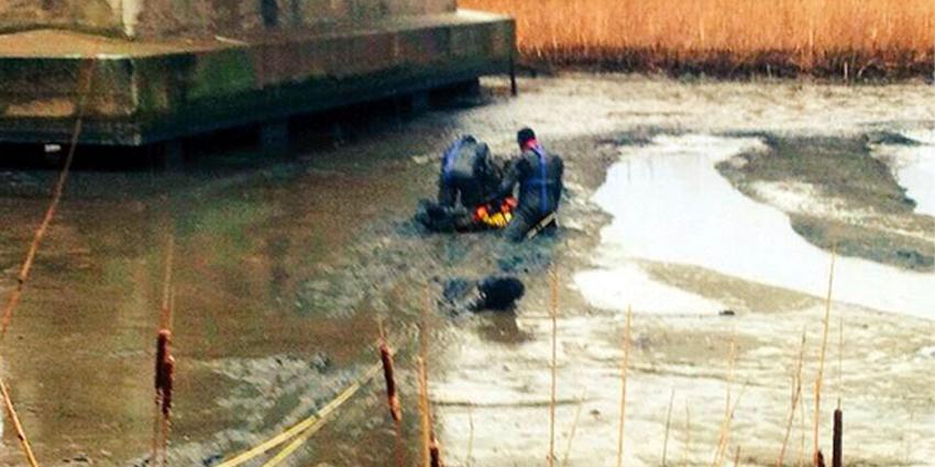 Jongens door brandweer uit drijfzand gered
