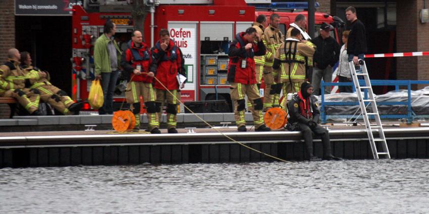 Brandweerduikers in Amstel in Uithoorn op zoek naar &#039;voorwerp&#039;