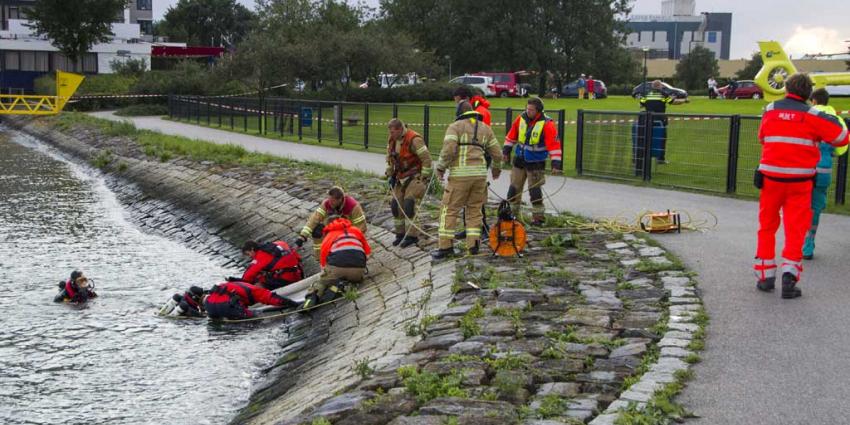 Brandweerduiker haalt vrouw uit het water in Vlaardingen