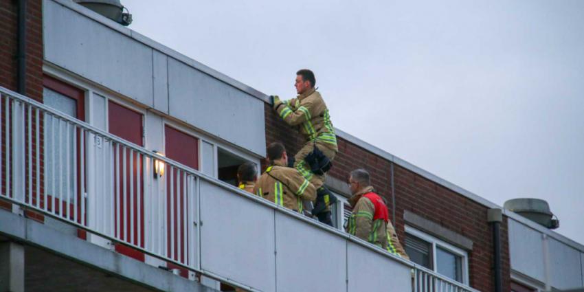 Brandweer redt vrouw van balkon