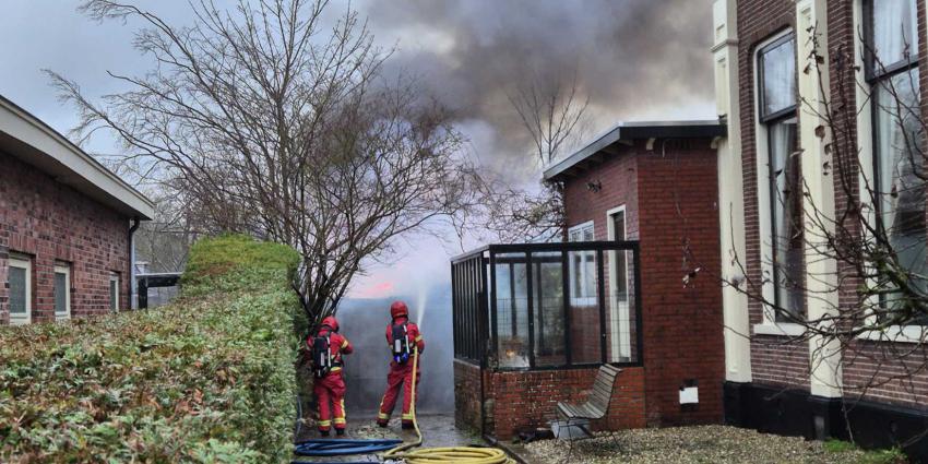 brandweermannen-blussen-schuurbrand