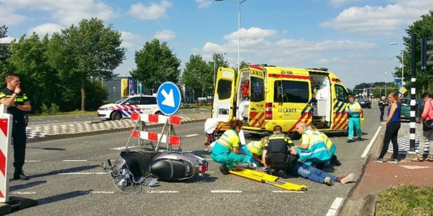 Bromfietser zwaargewond na botsing met auto