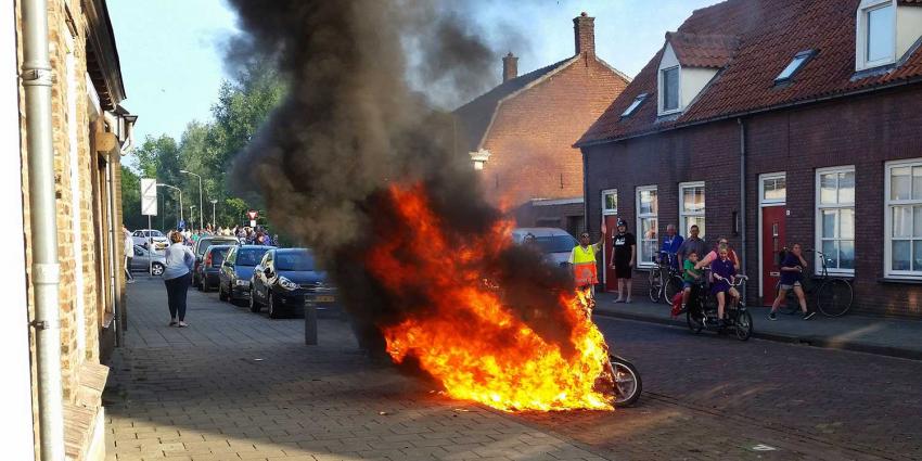 Brand in bromfiets slaat over op afvalcontainer in centrum Boxtel