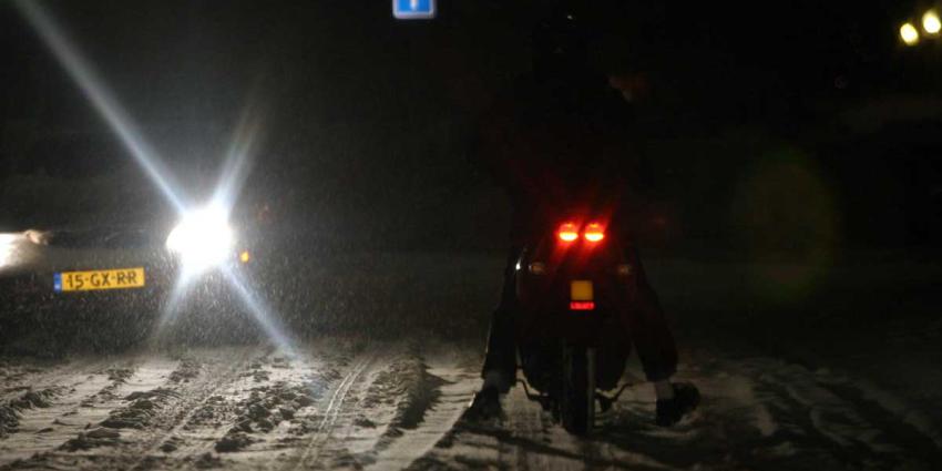 Bromfietser mishandelt chauffeur strooiwagen 