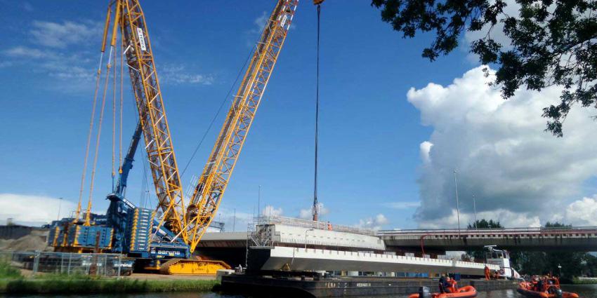 Brugdelen nieuwe brug over de Gaasp ingehesen