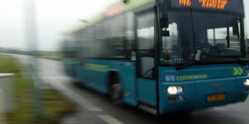 Lijnbus met scholieren belandt in sloot 