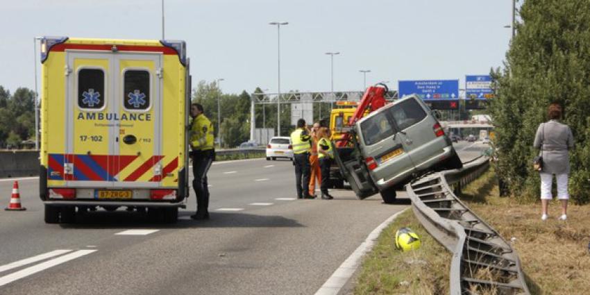  Busje half op vangrail A13