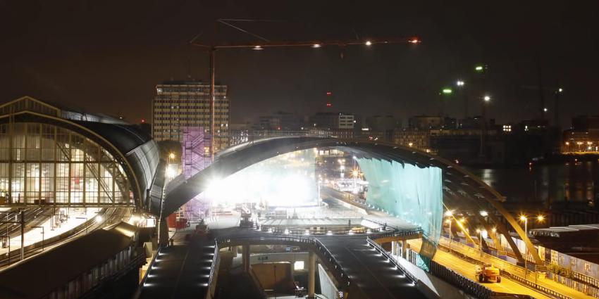 Nieuwe overkapte busstation achter Amsterdam CS geopend
