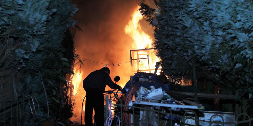 bewoner probeert zelf brand te blussen