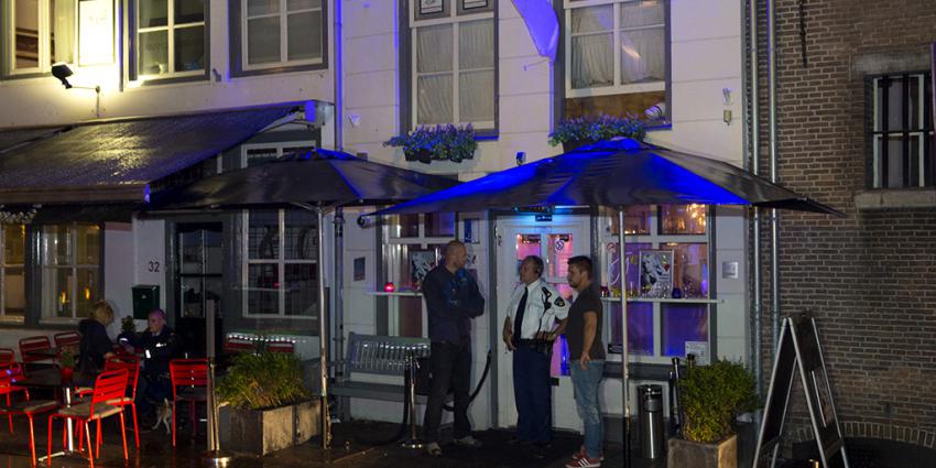 Foto van politie voor café | Sander van Gils | www.persburosandervangils.nl