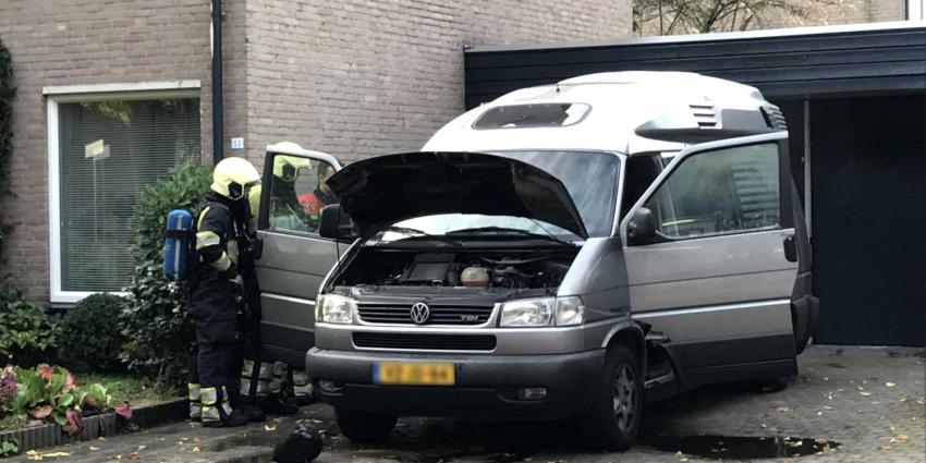 Camper op oprit woning in Best vat vlam