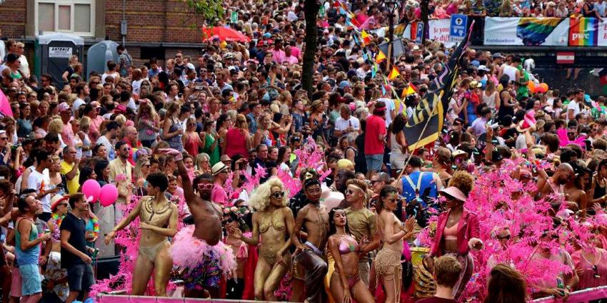 Drukte in Amsterdam voor kleurrijke Canal Parade